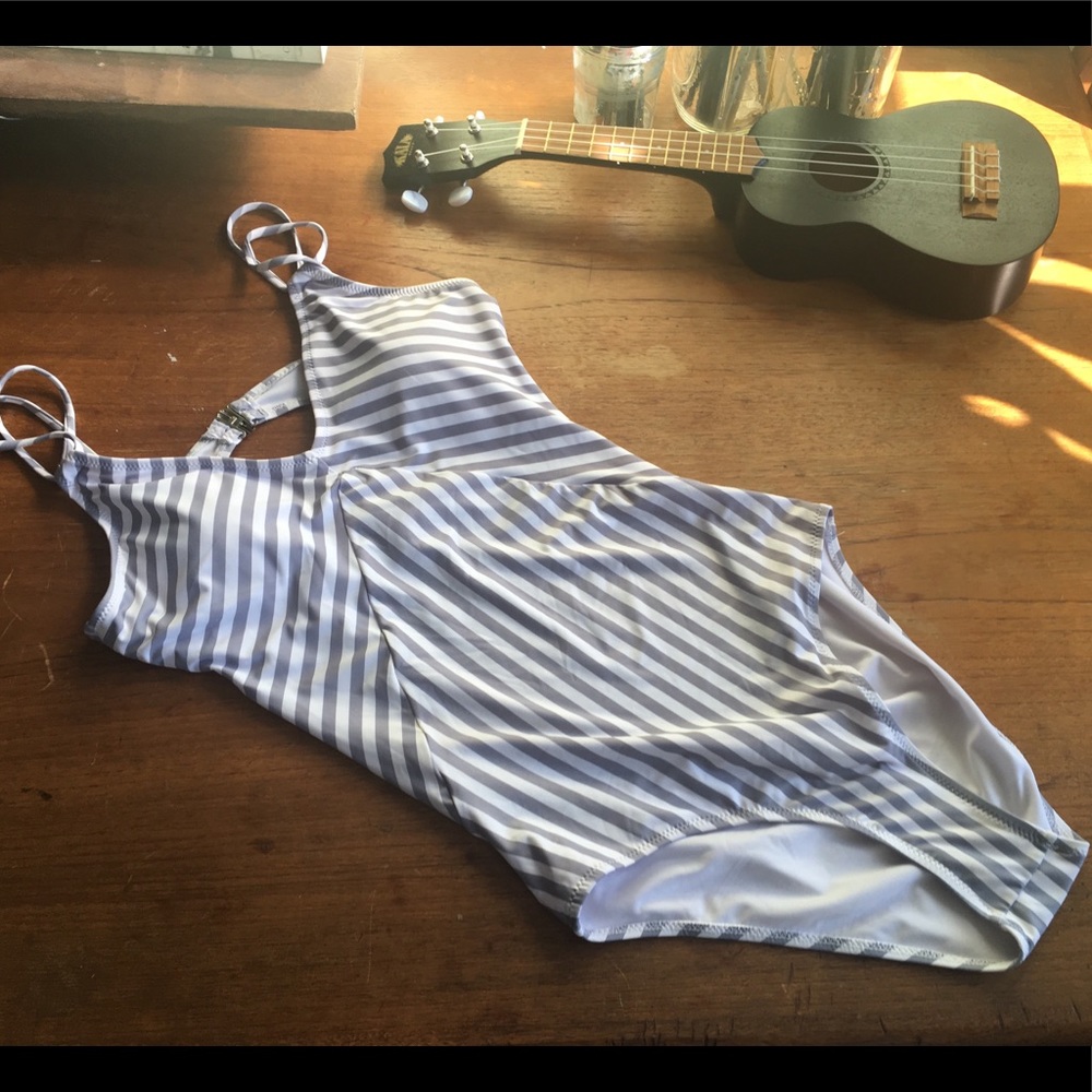 RETRO INSPIRED☀️🌊flatter-striped swimsuit sz L